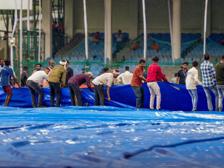 After the game was stopped due to bad light, it started raining in Kanpur. After this the first day's play ended here.