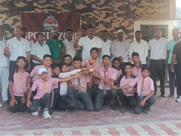 The final match of the district level under 17 years cricket competition was played between Jai Public and Saraswati Public School. Welcome to the runner-up team: Final match played between Jai Public and Saraswati Public School, District level under 17 year old cricket competition - Jhunjhunu News