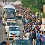 The thrill of cricket from the stadium to the squares. The thrill of cricket from the stadium to the intersections: Crowd on the streets from afternoon to get a glimpse of the team. The excitement increased with the match, fireworks on victory - Gwalior News