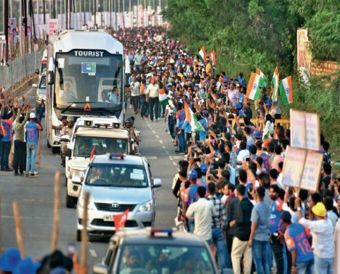 The thrill of cricket from the stadium to the squares. The thrill of cricket from the stadium to the intersections: Crowd on the streets from afternoon to get a glimpse of the team. The excitement increased with the match, fireworks on victory - Gwalior News