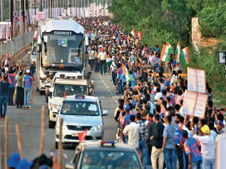 The thrill of cricket from the stadium to the squares. The thrill of cricket from the stadium to the intersections: Crowd on the streets from afternoon to get a glimpse of the team. The excitement increased with the match, fireworks on victory - Gwalior News