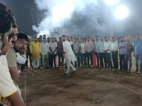 Baba Kundan Das Night Cricket Tournament | Baba Kundan Das Night Cricket Competition: Competition will be held between 32 teams, Narayanpur won the inaugural match - Kotputli News