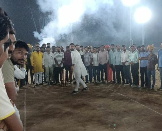 Baba Kundan Das Night Cricket Tournament | Baba Kundan Das Night Cricket Competition: Competition will be held between 32 teams, Narayanpur won the inaugural match - Kotputli News