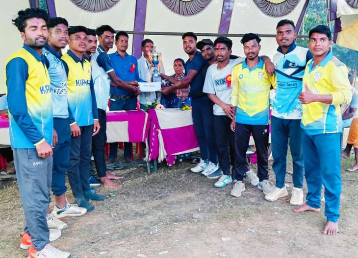 Karamri defeated Bhiragaon in Panchayat level cricket tournament. Karmari defeated Bhiragaon in Panchayat level cricket tournament - Bastar News