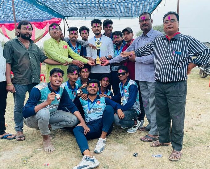 Patan Eleven won the prize of seven day cricket competition. Patan XI won the award of seven day cricket competition - Dhamtari News