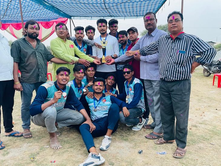 Patan Eleven won the prize of seven day cricket competition. Patan XI won the award of seven day cricket competition - Dhamtari News