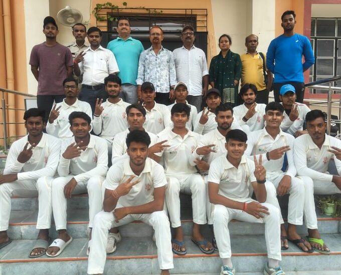 The district's chess and cricket team left for Kishanganj and Gaya to participate in the state level competition. District's chess and cricket team left for Kishanganj and Gaya to participate in state level competition - Motihari (East Champaran) News