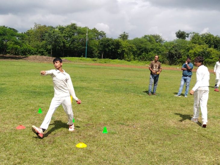 Under-15 cricket team trial match | Under-15 Cricket Team Trial Match: DCA A beat B by 6 wickets; Prince-Arpit took 3-3 wickets - Sehore News