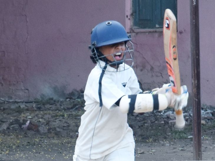 Vaidehi of Pipariya selected in MP Under 15 cricket team. Pipariya's Vaidehi selected in MP Under 15 cricket team: Cricket guru has been learning for 5 years, excitement in the city due to achievement - Pipariya News