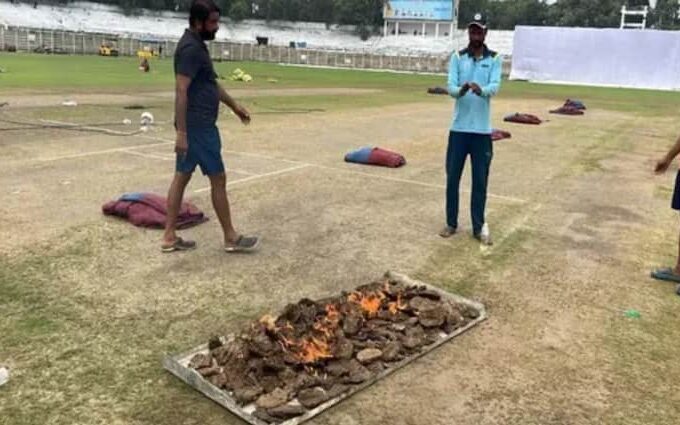 cricket pitch dried by cow dung cakes during bihar vs karnataka raji trophy 2024 match photo viral Ranji Trophy: गोबर के उपलों से सुखाई जा रही क्रिकेट की पिच, बिहार के मैदान की अजब घटना वायरल