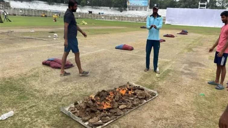 cricket pitch dried by cow dung cakes during bihar vs karnataka raji trophy 2024 match photo viral Ranji Trophy: गोबर के उपलों से सुखाई जा रही क्रिकेट की पिच, बिहार के मैदान की अजब घटना वायरल