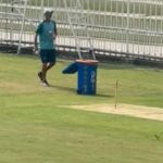 pakistan cricket team test head coach jason gillespie seen picking up water bottles rawalpindi stadium PAK vs ENG: मैदान में कचरा और बोतल बीन रहा पाकिस्तानी कोच, हैरतअंगेज तस्वीरें आईं सामने