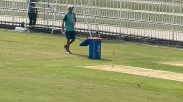 pakistan cricket team test head coach jason gillespie seen picking up water bottles rawalpindi stadium PAK vs ENG: मैदान में कचरा और बोतल बीन रहा पाकिस्तानी कोच, हैरतअंगेज तस्वीरें आईं सामने