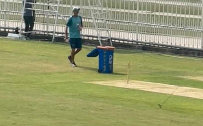 pakistan cricket team test head coach jason gillespie seen picking up water bottles rawalpindi stadium PAK vs ENG: मैदान में कचरा और बोतल बीन रहा पाकिस्तानी कोच, हैरतअंगेज तस्वीरें आईं सामने