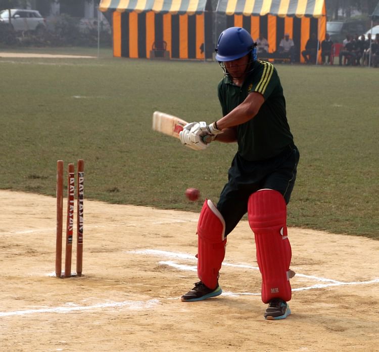 Cricket : Administration And Army Officers Hit Fours And Sixes - Shahjahanpur News