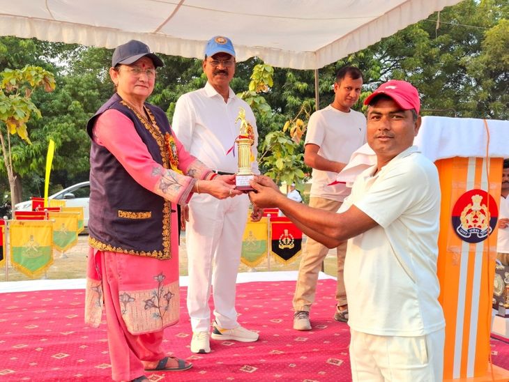 37th Battalion PAC won the cricket competition in Kanpur. 37th Corps PAC won the cricket competition in Kanpur: 4th Corps PAC won the trophy by defeating Prayagraj, Commander gave awards to the winning team - Narval News