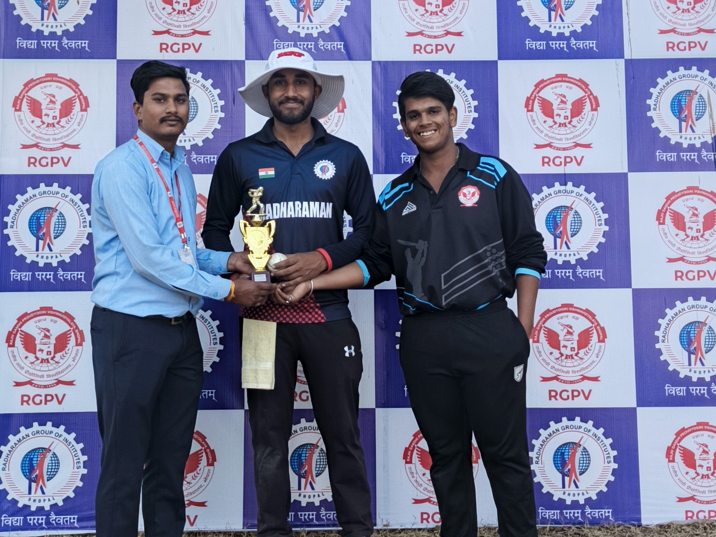 Monu Valmiki awarded Manan Sharma with Man of the Match for his excellent performance.