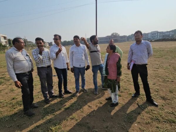 A cricket ground is being built in Barwah at a cost of Rs 14 lakh. Cricket ground being built in Barwah for Rs 14 lakh: Public Participation Committee is getting the construction done, members inspected - barwaha News