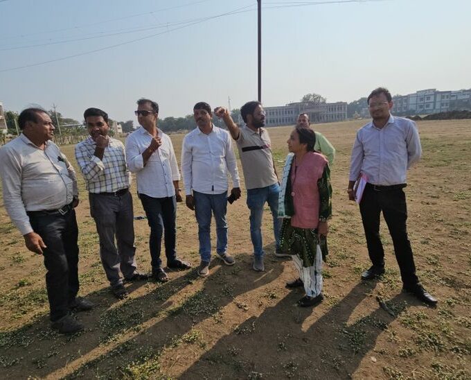 A cricket ground is being built in Barwah at a cost of Rs 14 lakh. Cricket ground being built in Barwah for Rs 14 lakh: Public Participation Committee is getting the construction done, members inspected - barwaha News