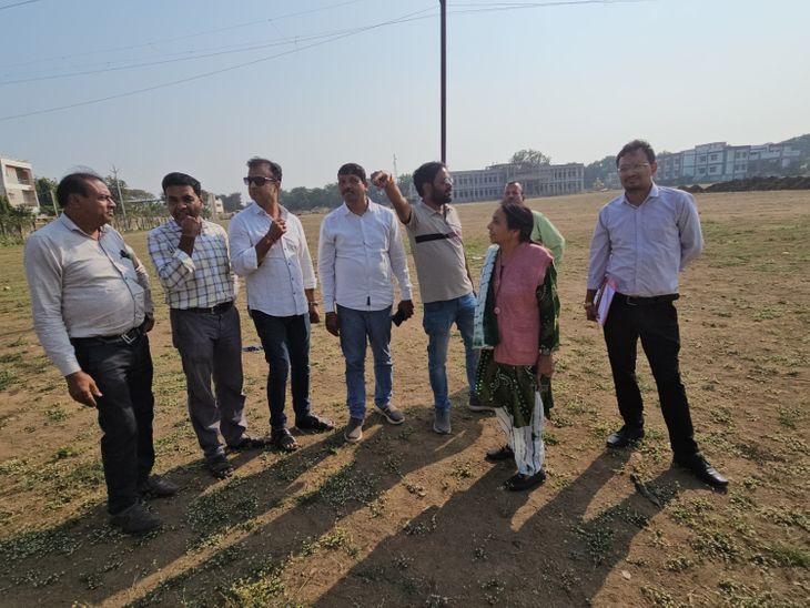 A cricket ground is being built in Barwah at a cost of Rs 14 lakh. Cricket ground being built in Barwah for Rs 14 lakh: Public Participation Committee is getting the construction done, members inspected - barwaha News