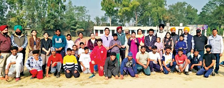 ADC met the state level cricket team of special children. ADC received from state level cricket team of special children - Amritsar News