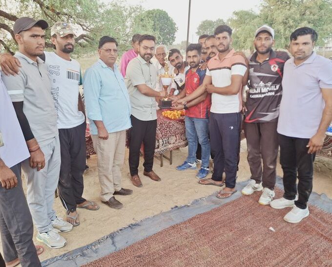 Bagdi's team became the winner in the cricket competition. Bagri's team becomes winner in cricket competition - Laxmangarh (Sikar) News