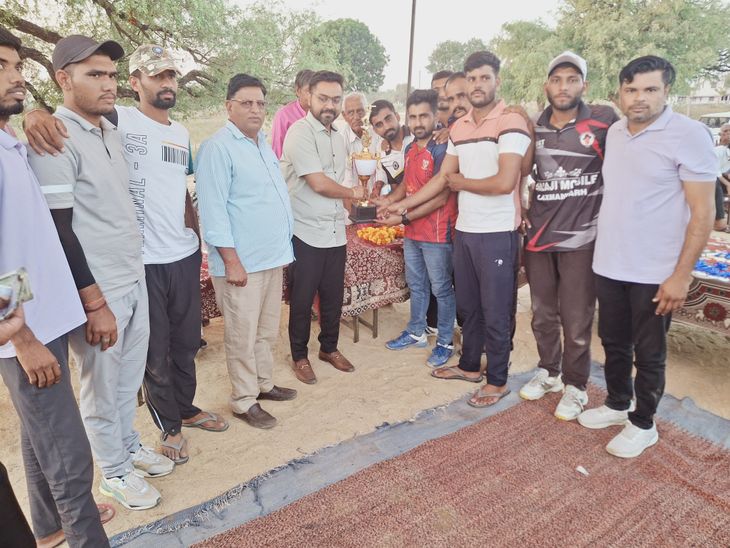 Bagdi's team became the winner in the cricket competition. Bagri's team becomes winner in cricket competition - Laxmangarh (Sikar) News