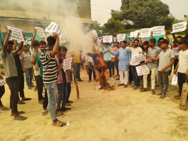 Cricket players burnt the effigy of BCCI in Mau. Cricket players burnt the effigy of BCCI in Mau: protested against discrimination, accused of rigged selection in the team - Muhammadabad Gohna News