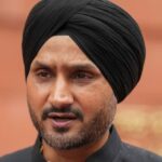 Harbhajan Singh angry for not picking Jalaj Saxena in Indian Team the first player to score 6000 runs and take 400 wickets in Ranji Trophy 6000 रन बनाने और 400 विकेट लेने वाले खिलाड़ी का टीम इंडिया में नहीं हुआ चयन, बुरी तरह भड़के हभजन सिंह