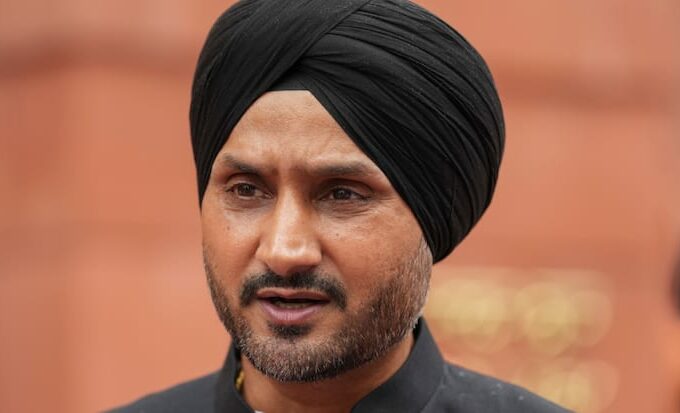 Harbhajan Singh angry for not picking Jalaj Saxena in Indian Team the first player to score 6000 runs and take 400 wickets in Ranji Trophy 6000 रन बनाने और 400 विकेट लेने वाले खिलाड़ी का टीम इंडिया में नहीं हुआ चयन, बुरी तरह भड़के हभजन सिंह