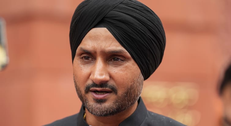 Harbhajan Singh angry for not picking Jalaj Saxena in Indian Team the first player to score 6000 runs and take 400 wickets in Ranji Trophy 6000 रन बनाने और 400 विकेट लेने वाले खिलाड़ी का टीम इंडिया में नहीं हुआ चयन, बुरी तरह भड़के हभजन सिंह