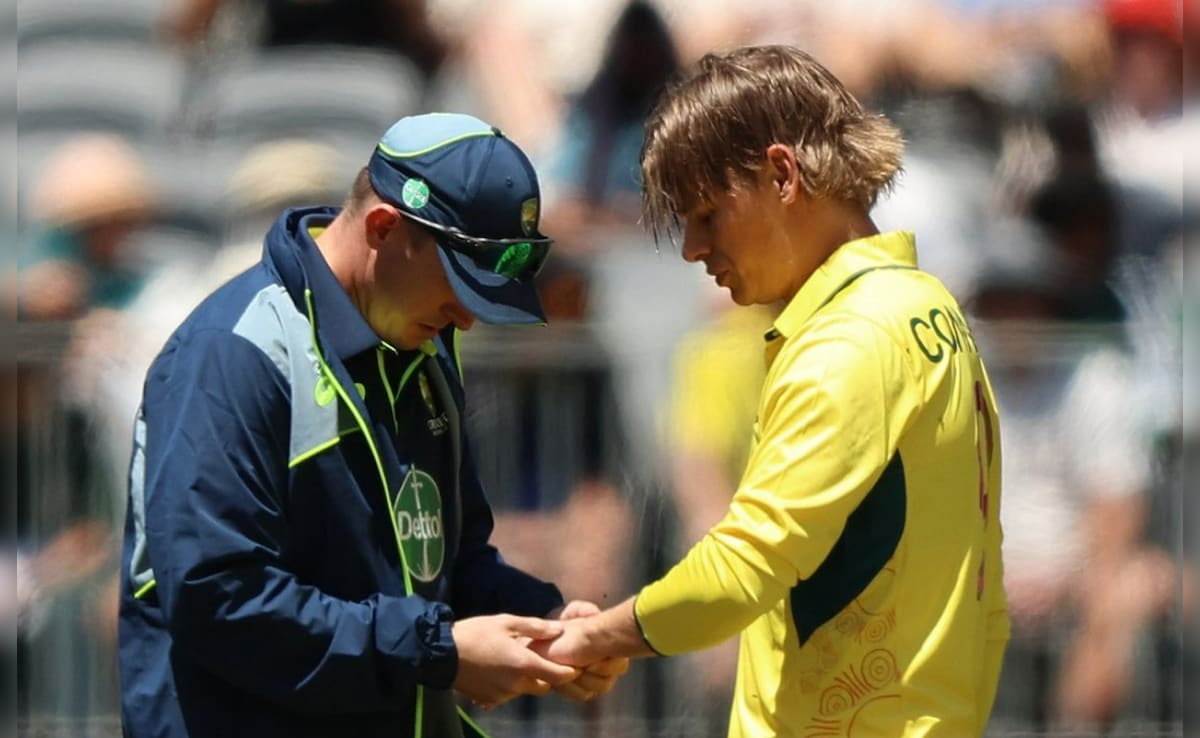 Pakistani speed merchant broke the Australian batsman's hand with his thunderous ball!