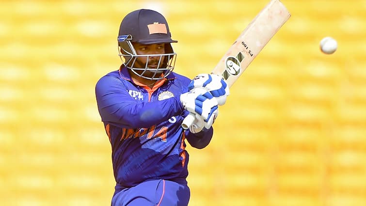 Prithvi Shaw out on duck in Syed Mushtaq Ali Trophy 2024 after remaining unsold in IPL 2025 Mega Auction पृथ्वी शॉ को फिर लगा झटका, आईपीएल ऑक्शन में अनसोल्ड होने के बाद इस टूर्नामेंट में जीरो पर हुए आउट