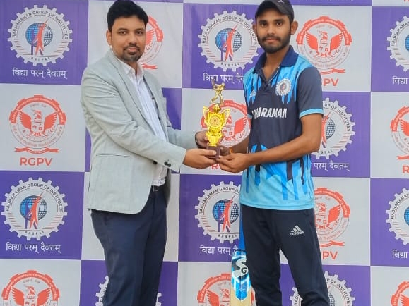 Dr. Rajeev Malviya gave the trophy to Man of the Match Sarfe Alam Ansari.