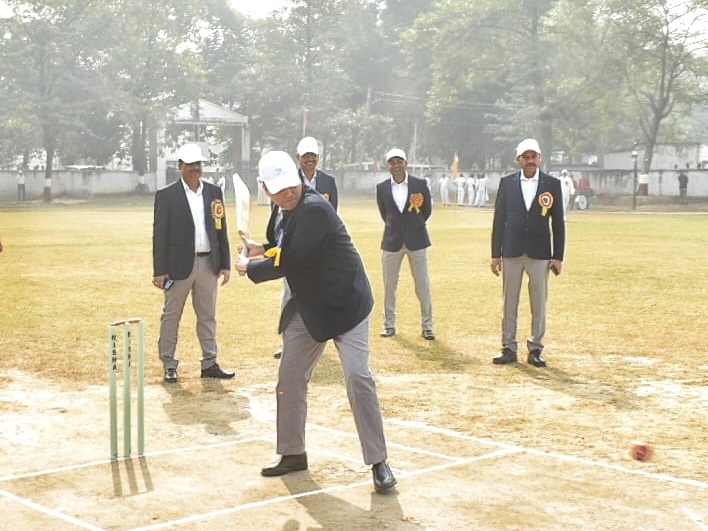 Cricket competition has started in Ghazipur.