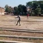 Employees leaving office during duty hours and playing cricket VIDEO | Employees leaving office during duty time and playing cricket VIDEO: Electricity department consumers upset in Hardoi - Hardoi News