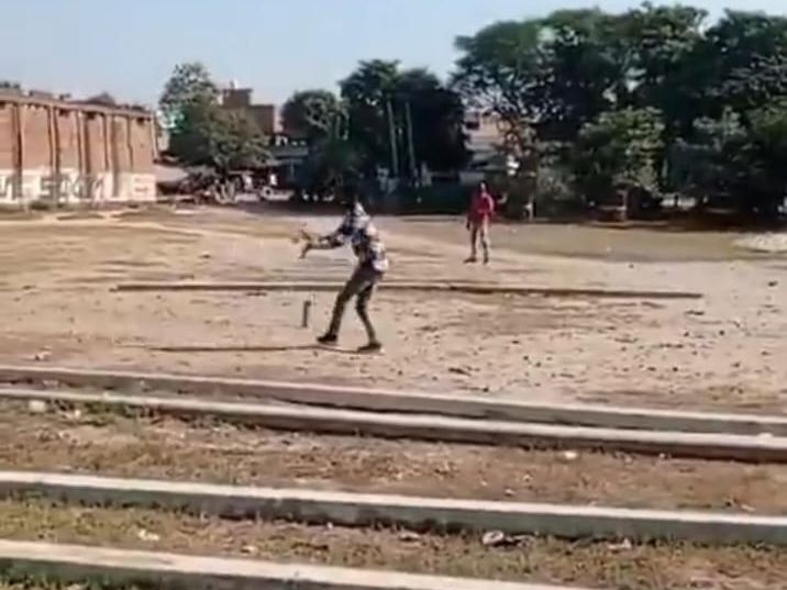 Employees leaving office during duty hours and playing cricket VIDEO | Employees leaving office during duty time and playing cricket VIDEO: Electricity department consumers upset in Hardoi - Hardoi News