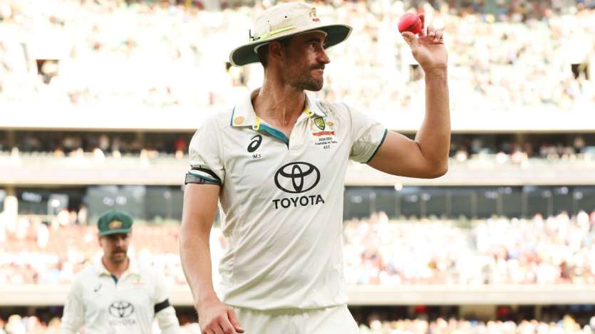 Australia's deadly fast bowler Mitchell Starc is also included in this list. Mitchell Starc has taken five wicket hauls 15 times in 173 innings of Test cricket. He took 6 wickets in the first innings of Adelaide Test against Team India. He has now come to second place in this list. Starc takes 5 wicket hauls every 11.5 innings.
