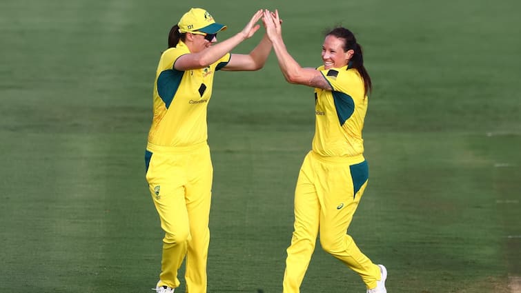 Australia Women won by 5 wickets against india Brisbane 1st ODI Renuka Singh IND W vs AUS W IND W vs AUS W: पहले ही वनडे में हारी टीम इंडिया, ऑस्ट्रेलिया ने ब्रिसबेन में 5 विकेट से दर्ज की जीत