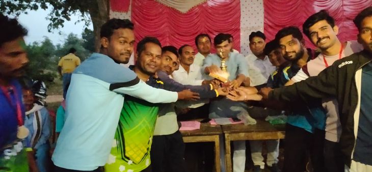 Sonasilli's team became the winner in the cricket competition, got a prize of 12 thousand. Sonasilli team became winner in cricket competition, got 12 thousand prize - Mahasamund News